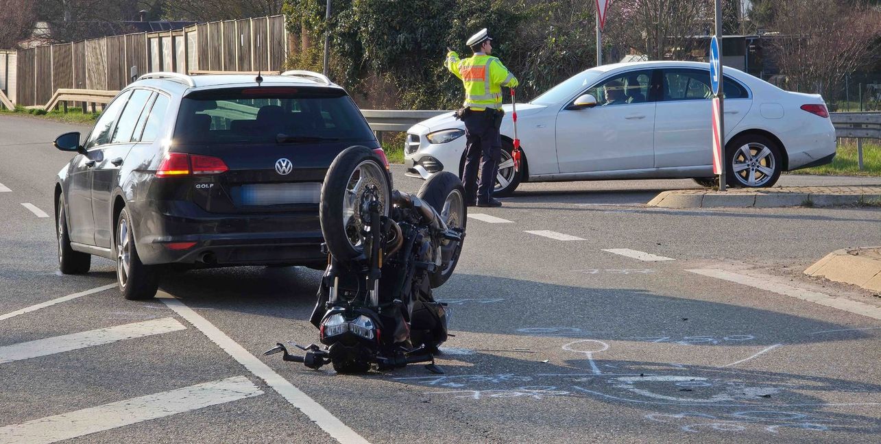 Die B295 auf Höhe Weil der Stadt während der Unfallaufnahme in beide Richtungen voll gesperrt.