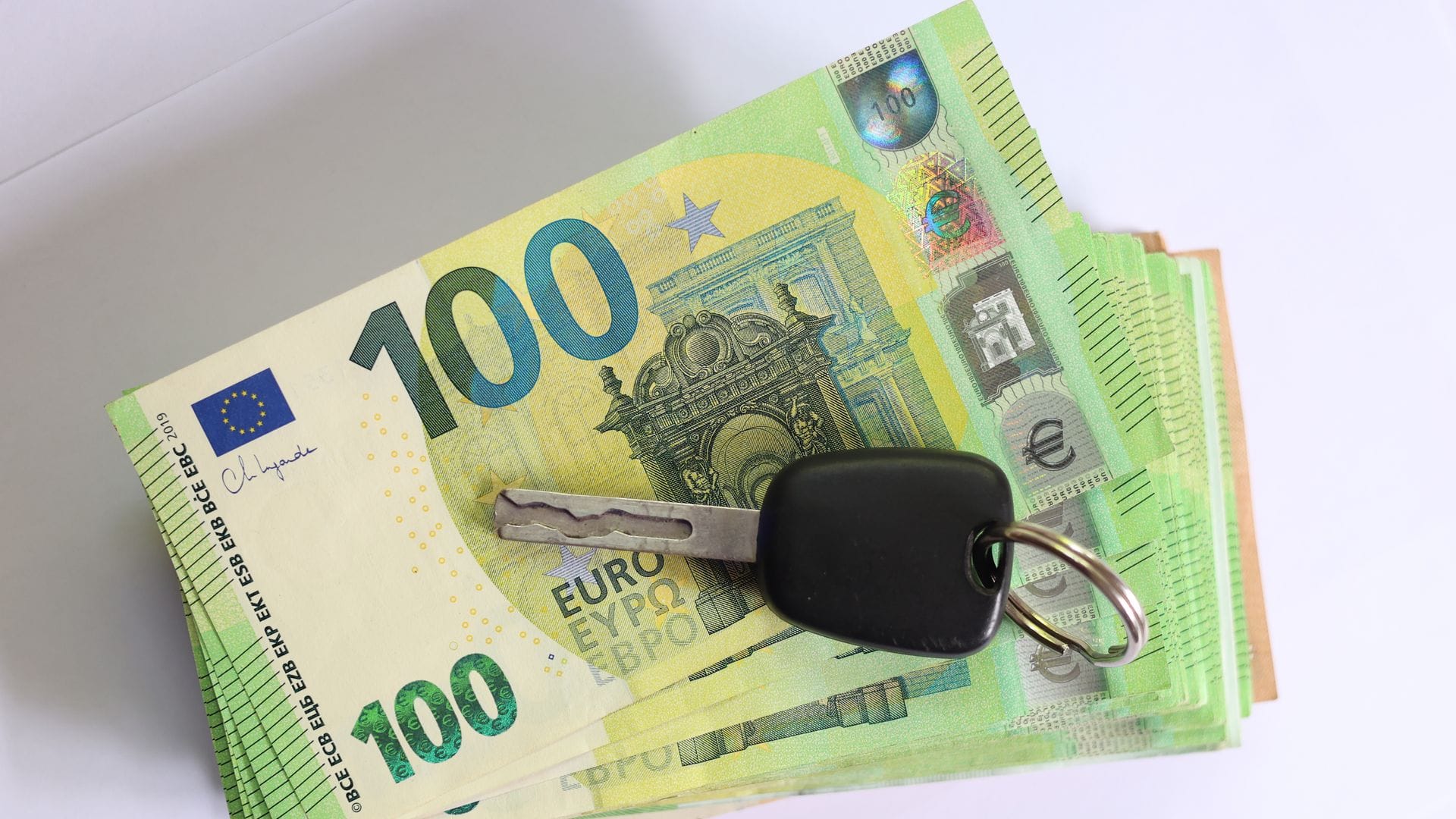 Viele Autokäufe werden per Kredit finanziert. (Symbolbild)