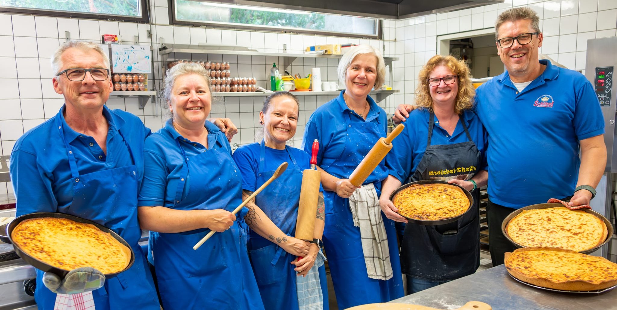 Ralf Pluntke, Michaela Huttenlocher, Sabrina Feindura, Gudrun Schmidt, Andrea Pluntke und Jochen Schmidt (von links) sind das Zwiebelkuchenteam im Musikverein.