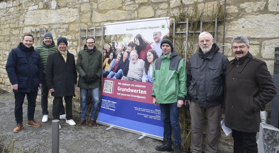 Initiatoren und Redner der Magstadter Demonstration und Kundgebung für Demokratie (von links): Bürgermeister Florian Glock, Stephan Scheel (Bündnis Demokratie Magstadt), Franz Lauster (für die Magstadter Sinti), Dusan Minic (Landratsamt und Vorsitzender des Vereins "Landkreis BB bleibt bunt", Markus Faulhaber (Bündnis Demokratie Magstadt), Diethard Möller (Flüchtlingshilfe) und Alt-Bürgermeister Dr. Hans-Ulrich Merz.