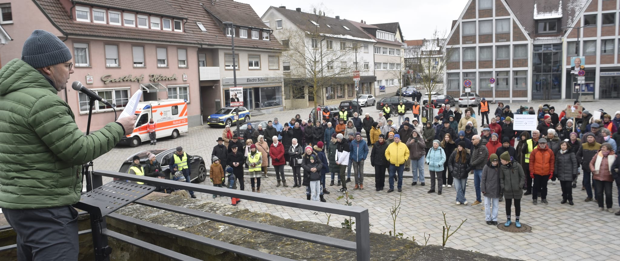Stephan Scheel (links), Initiator des Bündnisses für Demokratie Magstadt, begrüßt am Sonntagnachmittag auf dem Unteren Marktplatz knapp 200 Teilnehmer zur Demonstration und Kundgebung für Frieden und Demokratie.