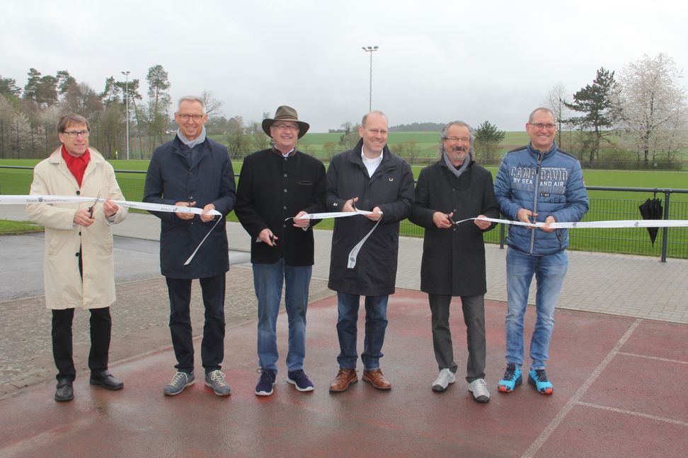 Griff zur Schere: Martin Lambert (Ortsvorsteher Darmsheim), Erster Bürgermeister Christian Gangl, TVD-Vorstand Hasso Bubolz, Oberbürgermeister Dr. Bernd Vöhringer, Fußball-Abteilungsleiter Gerd Körber, TVD-Projektleiter Roger Gann. Bild: Oberdorfer