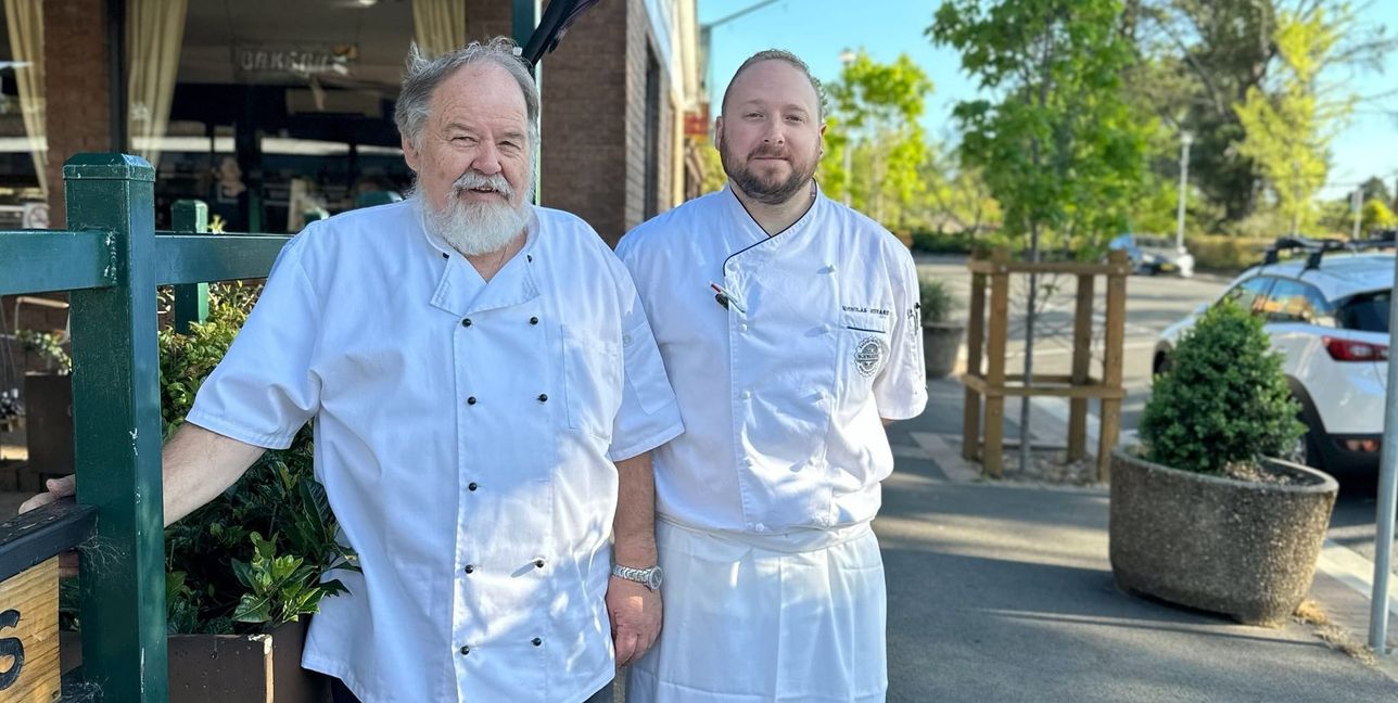 Der Ehninger Alex Schwarz und sein Sohn Nick vor ihrer schwäbischen Bäckerei mitten in Australien.Bild: z