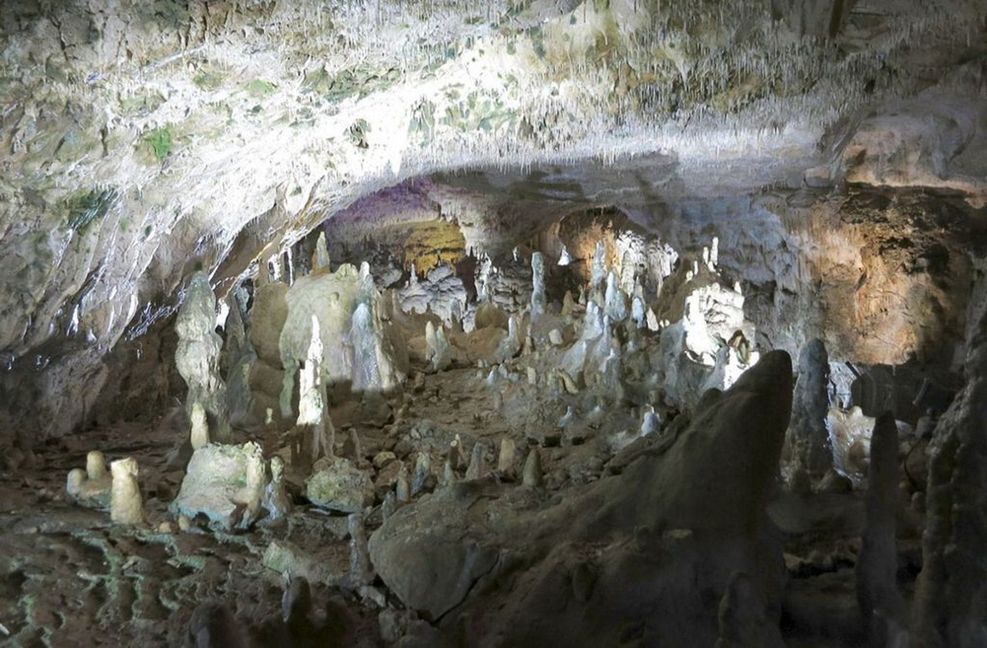 Karls- und Bärenhöhle: Typ: Tropfsteinhöhle / Gesamtlänge: 292 Meter / begehbar auf 271 Metern / Besonderheit: eine der meistbesuchten Schauhöhlen auf  der Schwäbischen Alb / Info: Die Karls- und Bärenhöhle liegt in der Nähe des Sonnenbühler Ortsteils Erpfingen. Öffnungszeiten: 1. April bis 31. Oktober, täglich 9-17.30 Uhr.