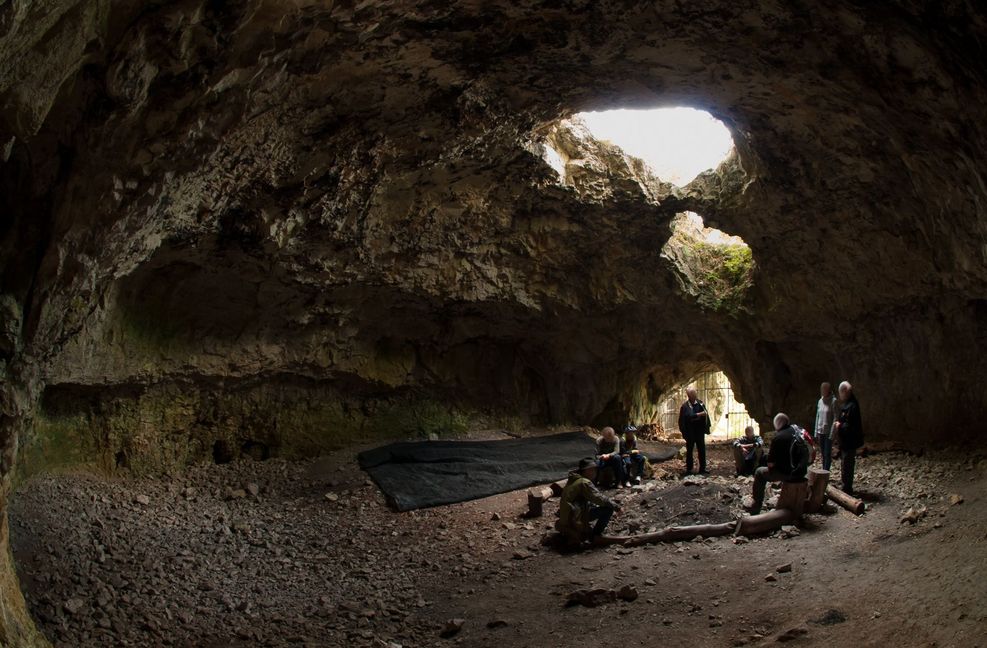 Brillenhöhle: Typ: Hallenhöhle / Gesamtlänge: 23 Meter / Nur auf Anfrage begehbar. / Besonderheit: sechs Meter langer Kuppelgang;  / Info: Die Höhle liegt bei Blaubeuren im Ortsteil Seißen. Sie ist vergittert, der Einblick in die Hallenhöhle ist nur von außen möglich.