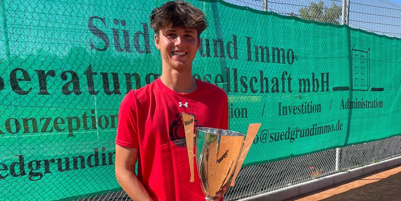 Kim Niethammer mit seinem gewonnenen Wanderpokal in Weil der Stadt. Die Trophäe wird wohlin Gültstein bleiben.