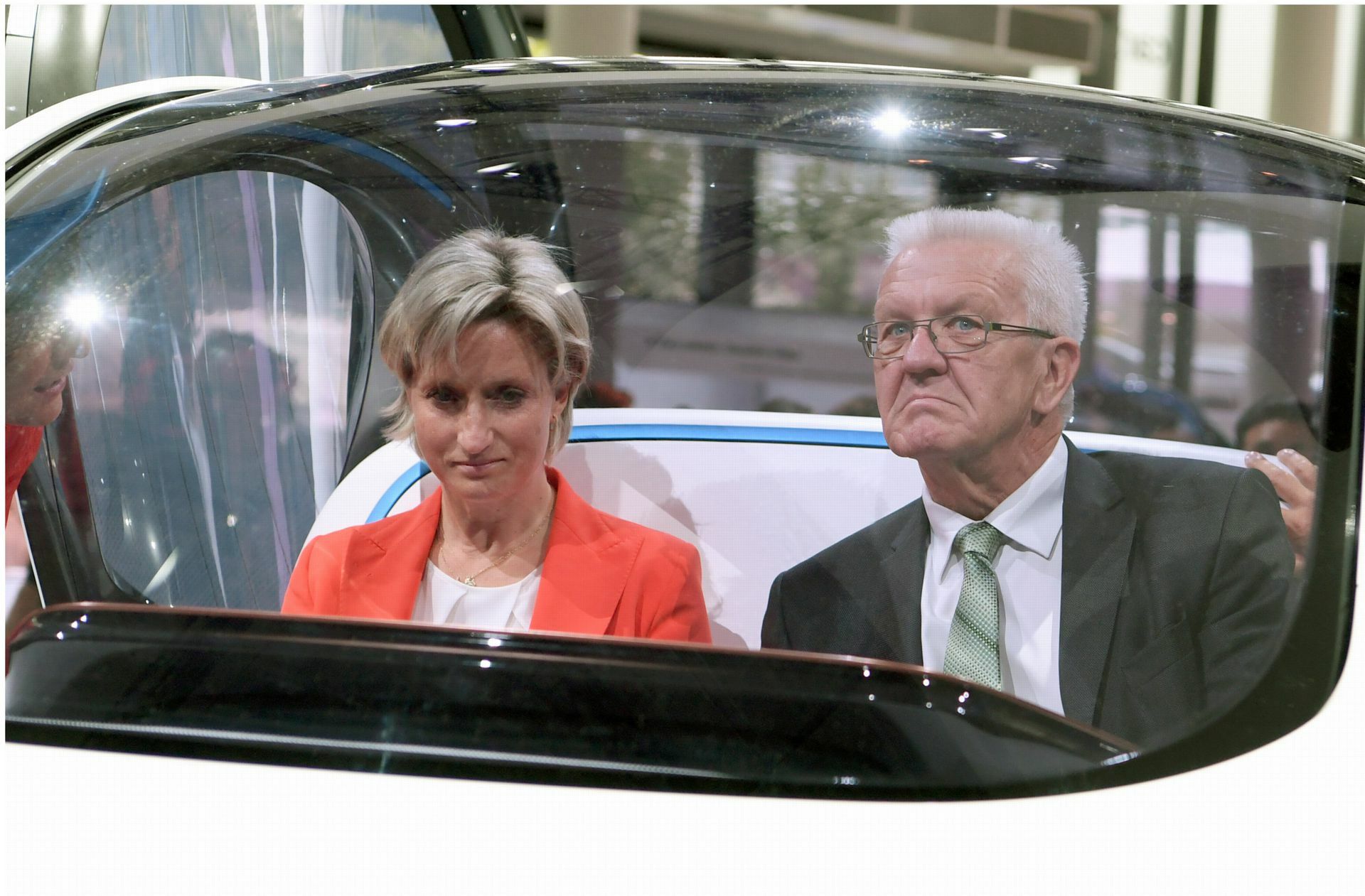 Grün-Schwarz – hier vertreten durch Wirtschaftsministerin Nicole Hoffmeister-Kraut (CDU) und Ministerpräsident Winfried Kretschmann (Grüne)  – hat zahlreiche Initiativen gestartet, um den Wandel der Automobilindustrie voranzutreiben. Foto: dpa/Arne Dedert