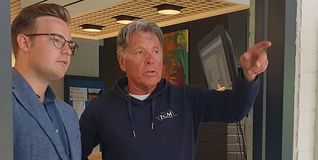Jürgen Döttling vom Tennisclub Maichingen bespricht die Lage mit Max Reinhardt.