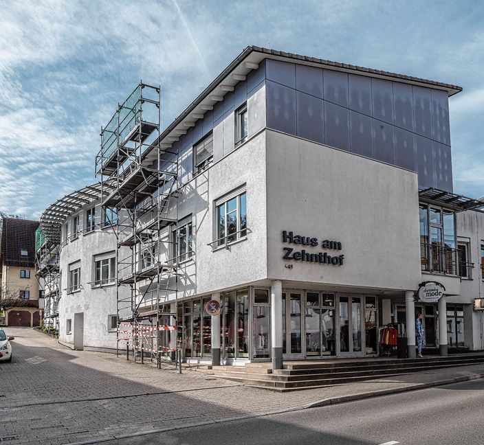 Im und am Haus am Zehnthof in Aidlingen sind Umbaumaßnahmen erforderlich.        Bild: Richter