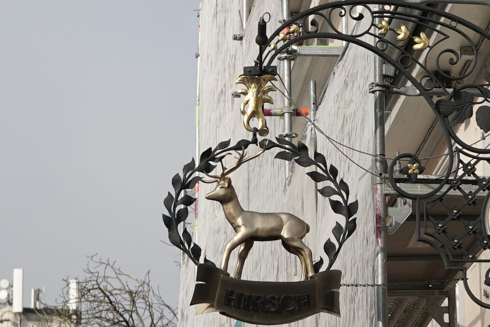 Der Hirsch-Nachfolger bekommt ein neues Schild. Doch der alte Hirsch bleibt in seinem Revier. Bild: Heiden