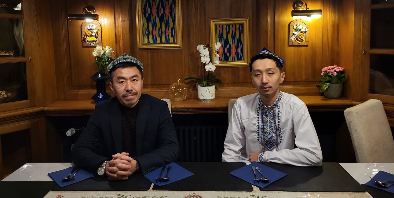 Das Vater-Sohn-Duo: links ist Emin Isa und rechts ist Ali Isa. Beide haben die traditionelle Kopfbedeckung an, die im Sommer getragen wird.