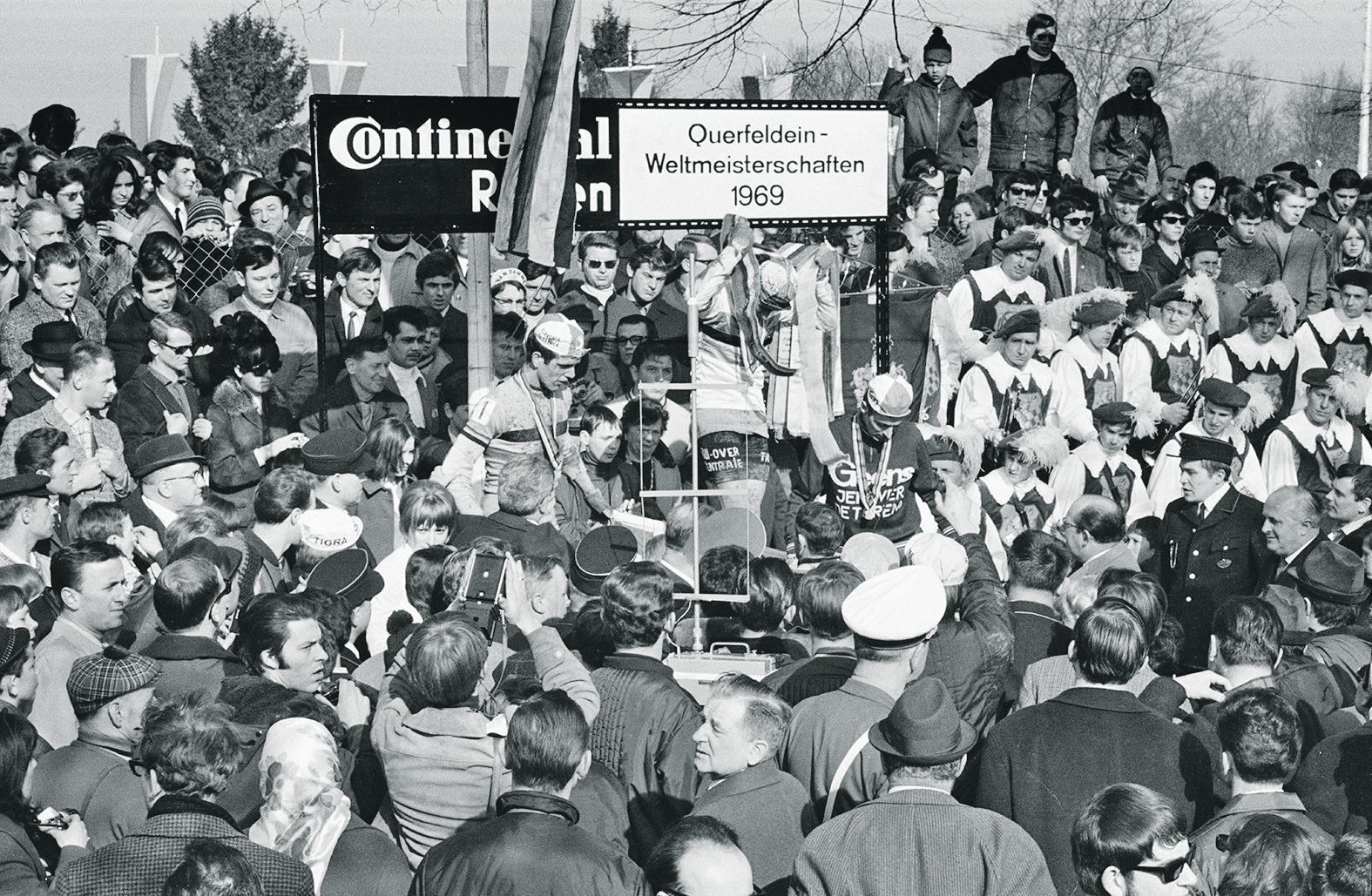 Kurz nach dem Start des Amateurrennens bei der Querfeldein-Weltmeisterschaft 1969 in Magstadt: Titelverteidiger Roger de Vlaeminck (Startnummer 1) attackiert, Wolfgang Renner (Startnummer 68, weißes Trikot mit Brustring) versucht mit einem kraftvollen Antritt zu ihm aufzuschließen. Rechts neben Renner: Karl Stähle (ebenfalls weißes Trikot). Bilder: Stampe (3), Reichert (2)