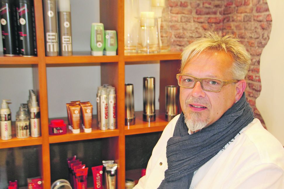 Jürgen Knosp in seinem Friseursolon in Weil im Schönbuch. Als neuer GHV-Vorsitzender will er die Mitglieder künftig besser zusammenbringen. Bild: Denner