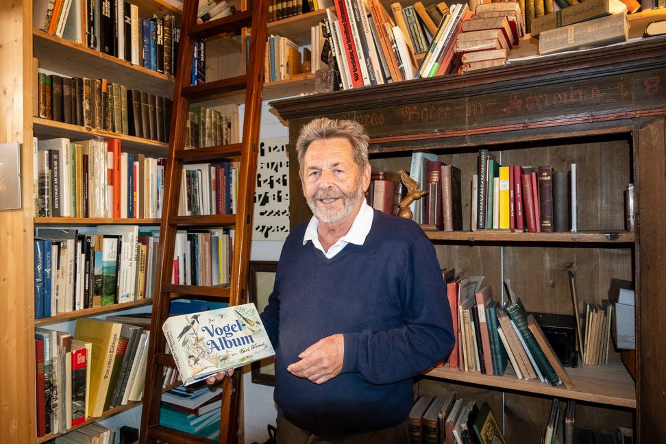 Joachim Ratz, der ehemalige Betreiber des Bücher-Antiquariats im Dätzinger Schloss, mit dem Vogelbuch von Karl Wenzel.   Bild: Nüßle