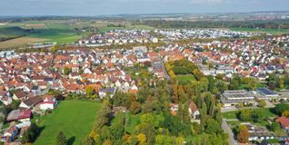 Die Gemeinde Ehningen von oben – unten rechts ist die Friedrich-Kammerer-Schule zu sehen, links gegenüber das Schloss und in der Bildmitte die Marienkirche. Bilder: Dettenmeyer