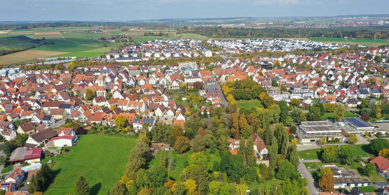 Die Gemeinde Ehningen von oben – unten rechts ist die Friedrich-Kammerer-Schule zu sehen, links gegenüber das Schloss und in der Bildmitte die Marienkirche. Bilder: Dettenmeyer