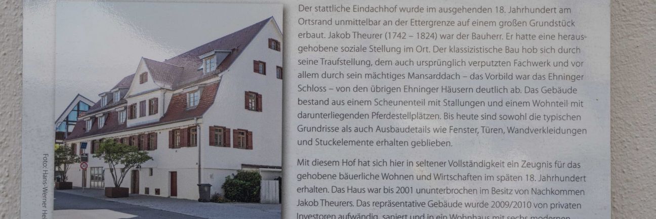 Tafeln wie hier am Theurer Stammhaus erzählen auf dem historischen Ortsrundgang Geschichten über Ehningen.