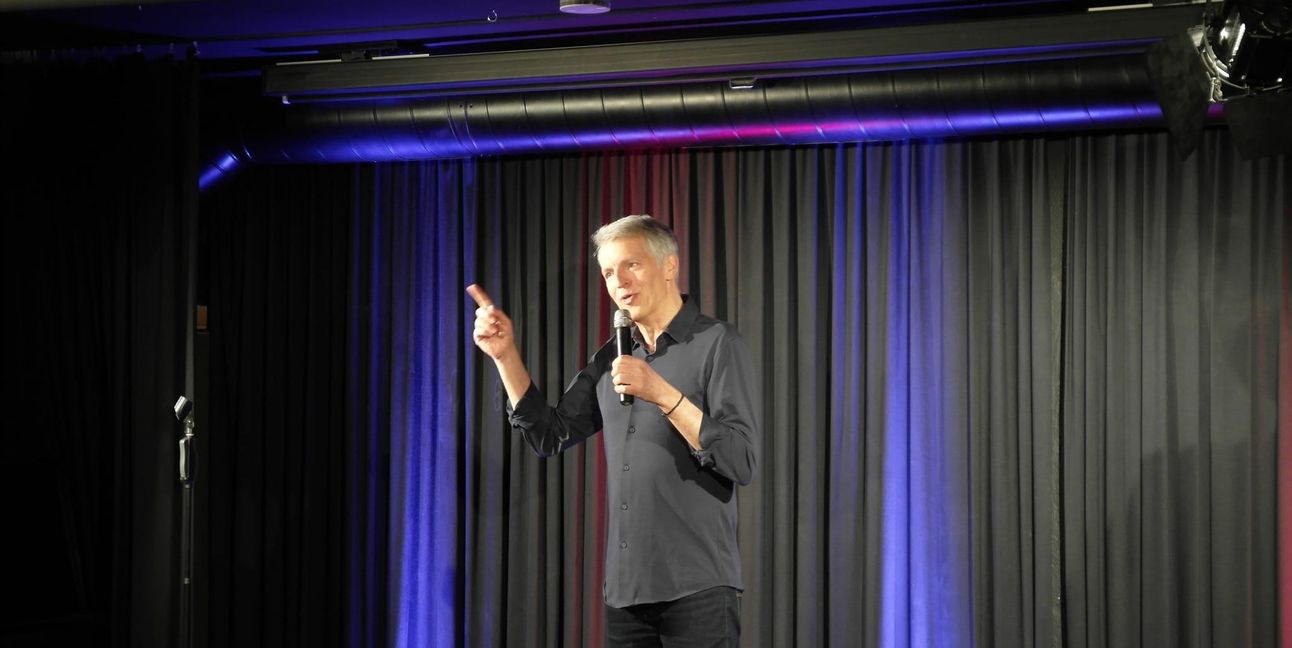 Einer geht noch: Johannes Flöck im restlos ausverkauften Böblinger Alten Amtsgericht.