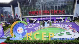 RCEP steht in einem großen Schriftzug vor der Kongresshalle, wo die Economic and Trade Expo in Huaihua City in China stattfindet. (Foto vom 23. Oktober 2023).