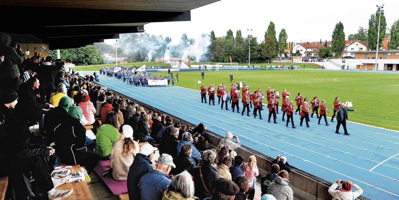 Die Musikkapelle für den Nachwuchs der Sindelfinger Leichtathleten und Fußballer über die blaue Bahn. Die Sportler ziehen zurück in ihre gute Stube.