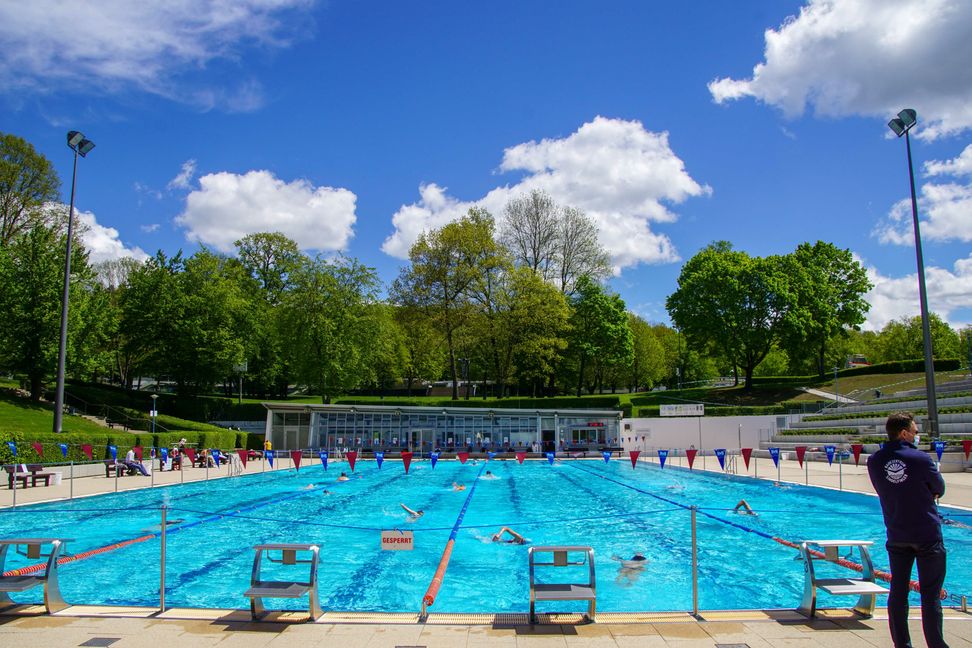 Weil das Sindelfinger Freibad seine Heiz-Energie über Fernwärme bezieht, bleibt das Sportbecken auf Temperatur. Der Betrieb läuft hier also unverändert weiter – während das Südbecken als Nichtschwimmerbecken noch bis nächsten Donnerstagnachmittag gesperrt ist.Bild: Dettenmeyer/A