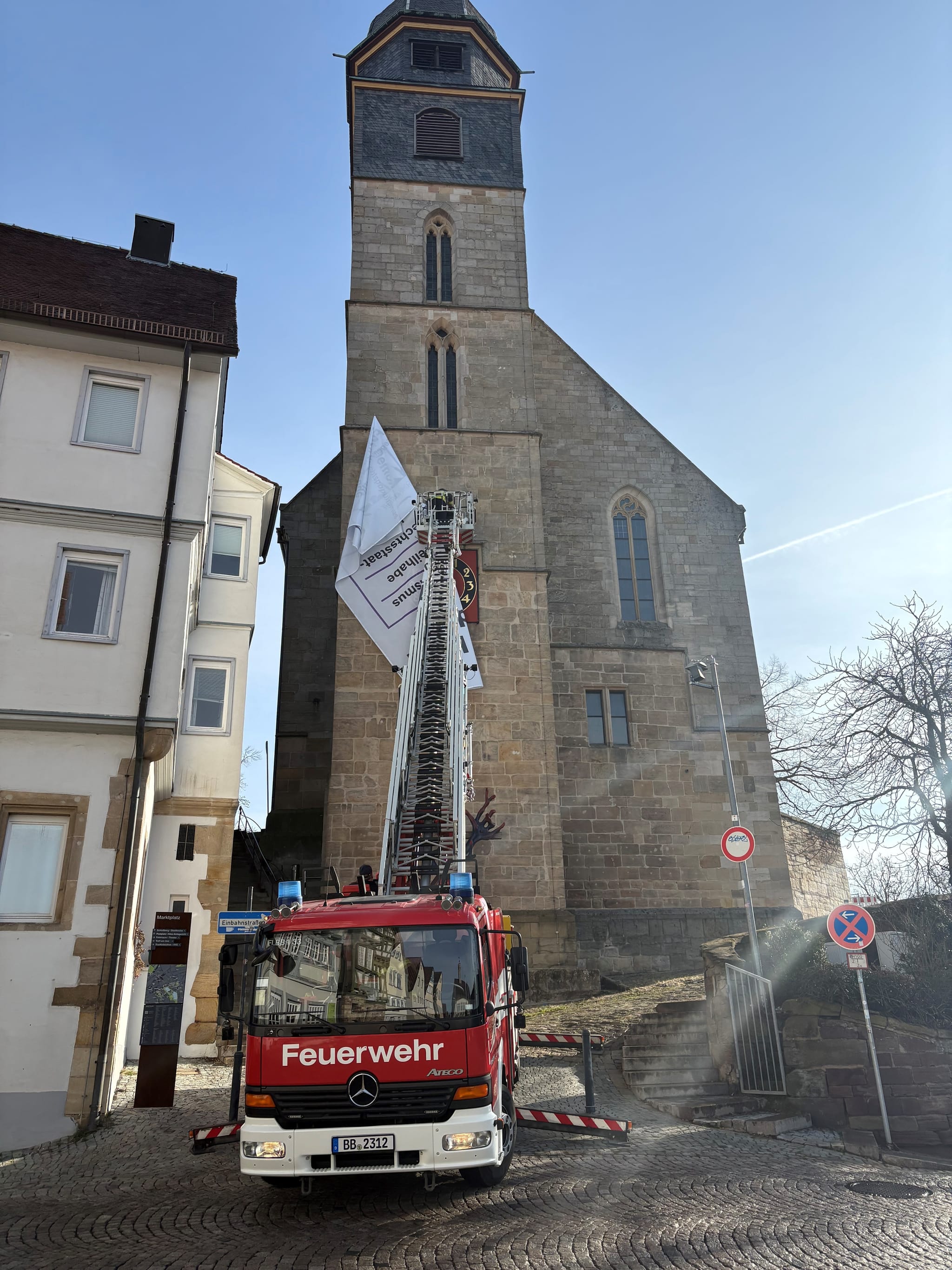 Die Feuerwehr hat das Banner abgehängt. Bild: z
