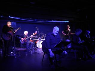 Im Theaterkeller Sindelingen kooperieren die Band If You Wanted To (von links: Bandleader, Gitarrist und Sänger Joachim Kupke, Bassist und Sänger Herbert Renz, Schlagzeuger Alexander Schumacher, Gitarrist Rainer Pfleiderer) mit dem Theaterensemble Sindelfingen (von links: Ingo Sika, Sabine Duffner, Sarah Kupke), um Leben und Werk von Rainer Maria Rilke bei der lyrisch-musikalischen Lesung „Es ist die Kunst - zu leben!“ vorzustellen.Bild: Staber