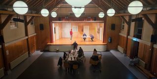 Blick in die Turn- und Festhalle Darmsheim: Das Ensemble des Mundarttheaters probt auf der Bühne die neue Komödie „Ein Schlitzohr sahnt ab“.