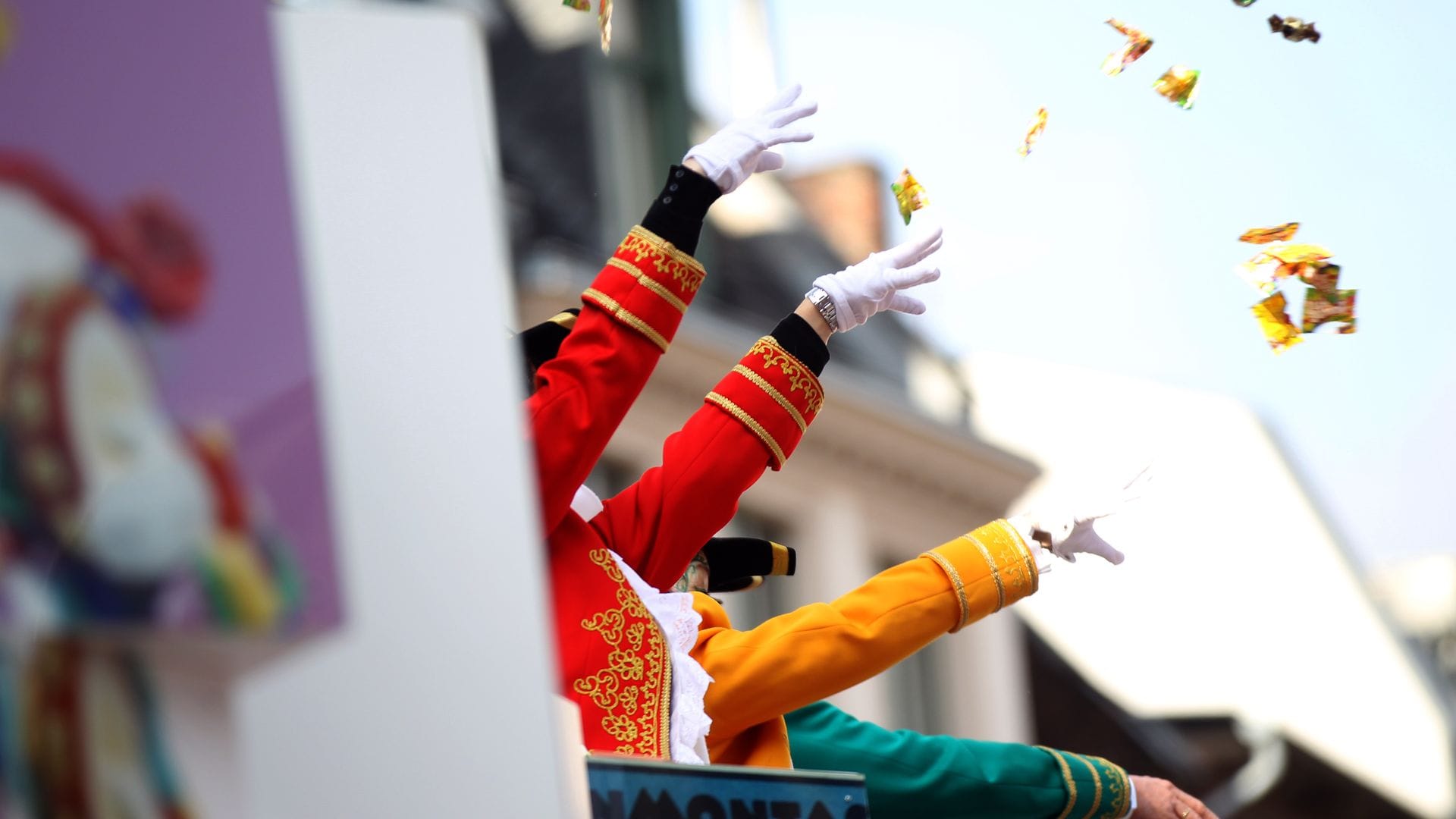 An Karneval muss man sich in Köln eigenverantwortlich vor Wurfgeschossen in Acht nehmen, wie das Amtsgericht verfügt hat (Archivbild).