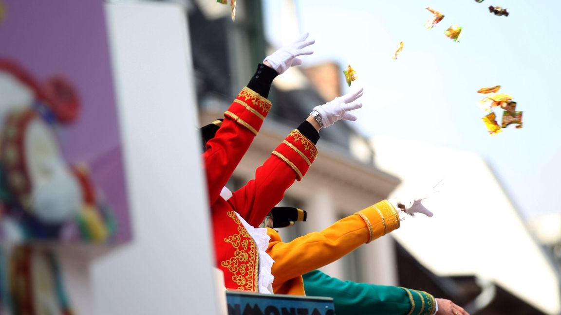 An Karneval muss man sich in Köln eigenverantwortlich vor Wurfgeschossen in Acht nehmen, wie das Amtsgericht verfügt hat (Archivbild).