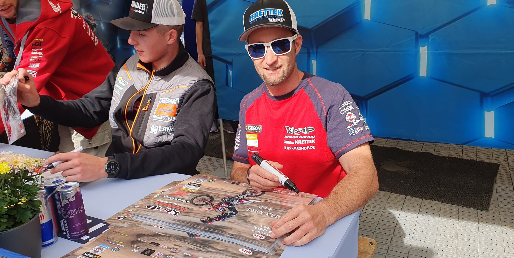 Begehrt in Holzgerlingen: ein Autogramm von Max Nagl.Bild: Wegner