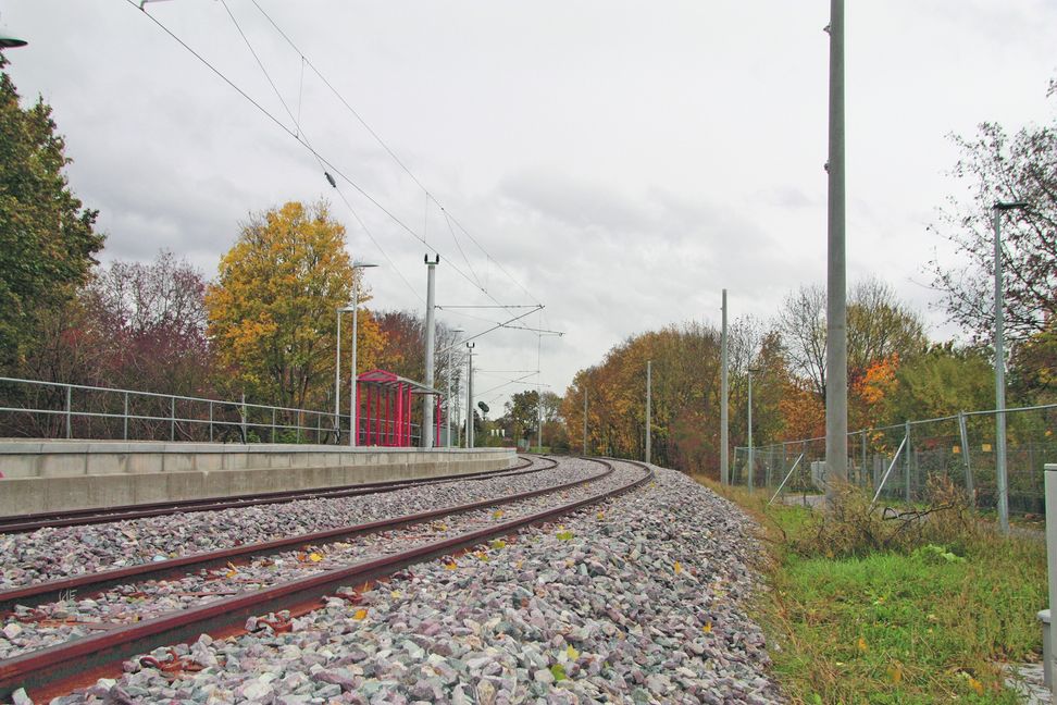 Teilweise sind die Oberleitungen schon gespannt, wie hier in der Danziger Straße in Böblingen. Bild: Jung
