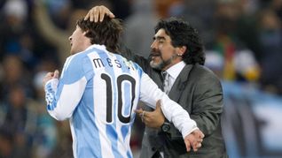 Diego Armando Maradona (r.), damaliger Trainer der argentinischen Nationalmannschaft im Jahr 2010, mit Lionel Messi. Der Prozess um seinen Tod wird neu aufgerollt.