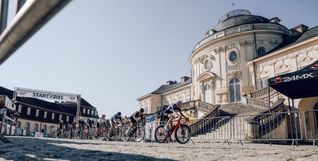 Am  Schloss Solitude müssen die Radsportler auf Kopfsteinpflaster fahren.