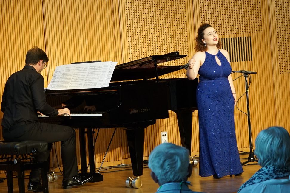 Sopranistin Anna Avdalyan mit Pianist Marcelo Amaral beim vorletzten Konzert des "Zwerg"-Festivals im Odeon der Sindelfinger Musikschule.                       Bild: Heiden
