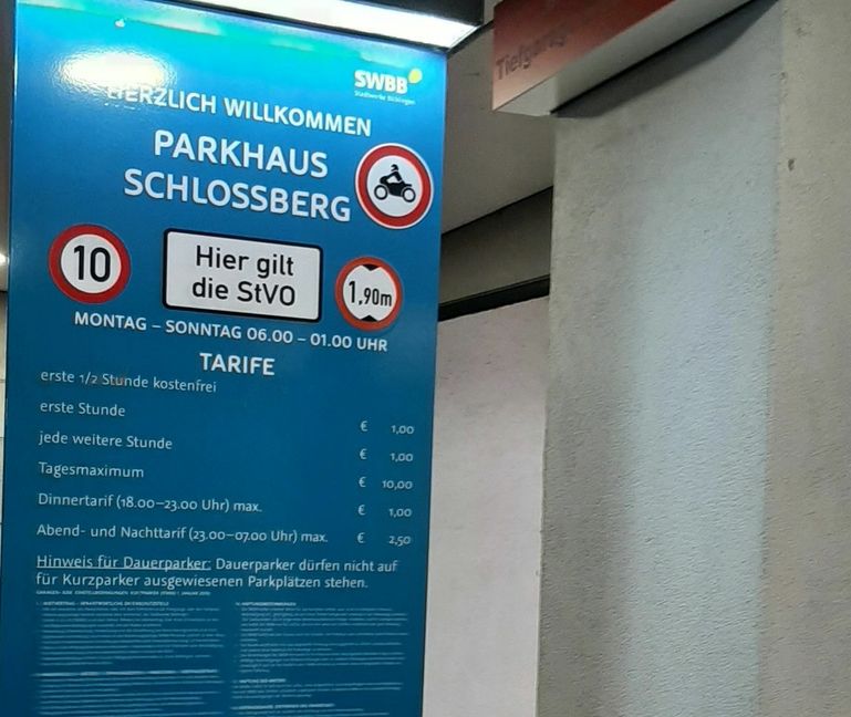 Auch das Schild an der Tiefgaragen-Einfahrt bei der Stadtgrabenstraße zeigt nun eine Durchfahrtshöhe von 1,90 Meter. Zuvor war darauf "1,95 Meter" zu lesen.         Bild: Elbers