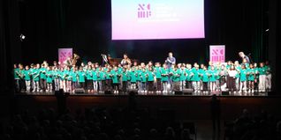 Über 100 Kids des Musikförder-Projekts „SingPause BB“ haben gemeinsam mit Eckart von Hirschhausen, Christoph Reuter und den Hanke Brothers vor über 700 Zuschauern in der Böblinger Kongresshalle gezeigt: „Musik macht glücklich - und rettet die Welt“.