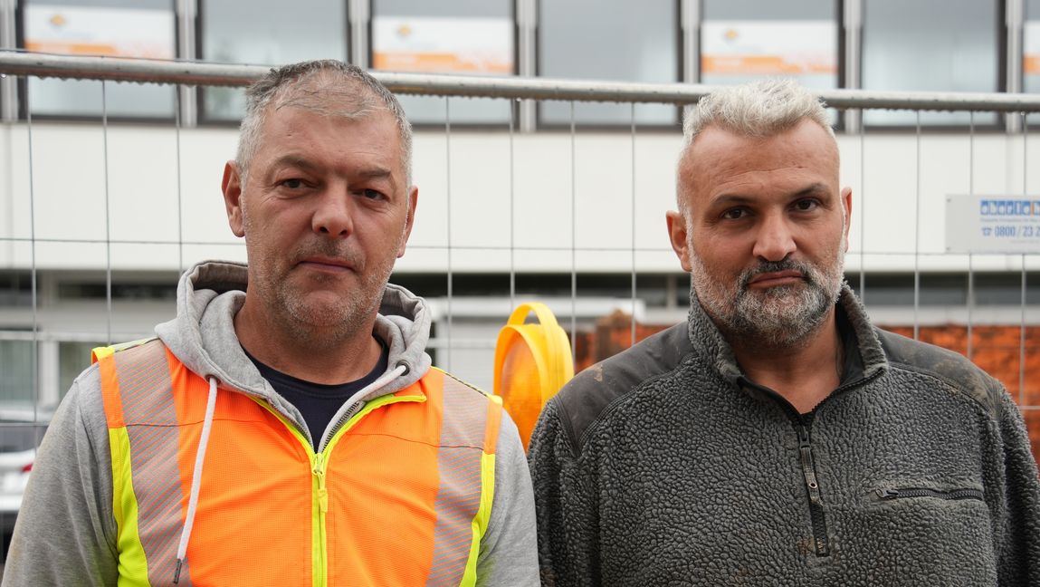 Zeki Yasik (rechts) und Dusko Vukobrat haben den Zehnjährigen aus dem VW-Bus geholt, den Tatverdächtigen festgehalten und die Polizei gerufen.      Bild: Dettenmeyer