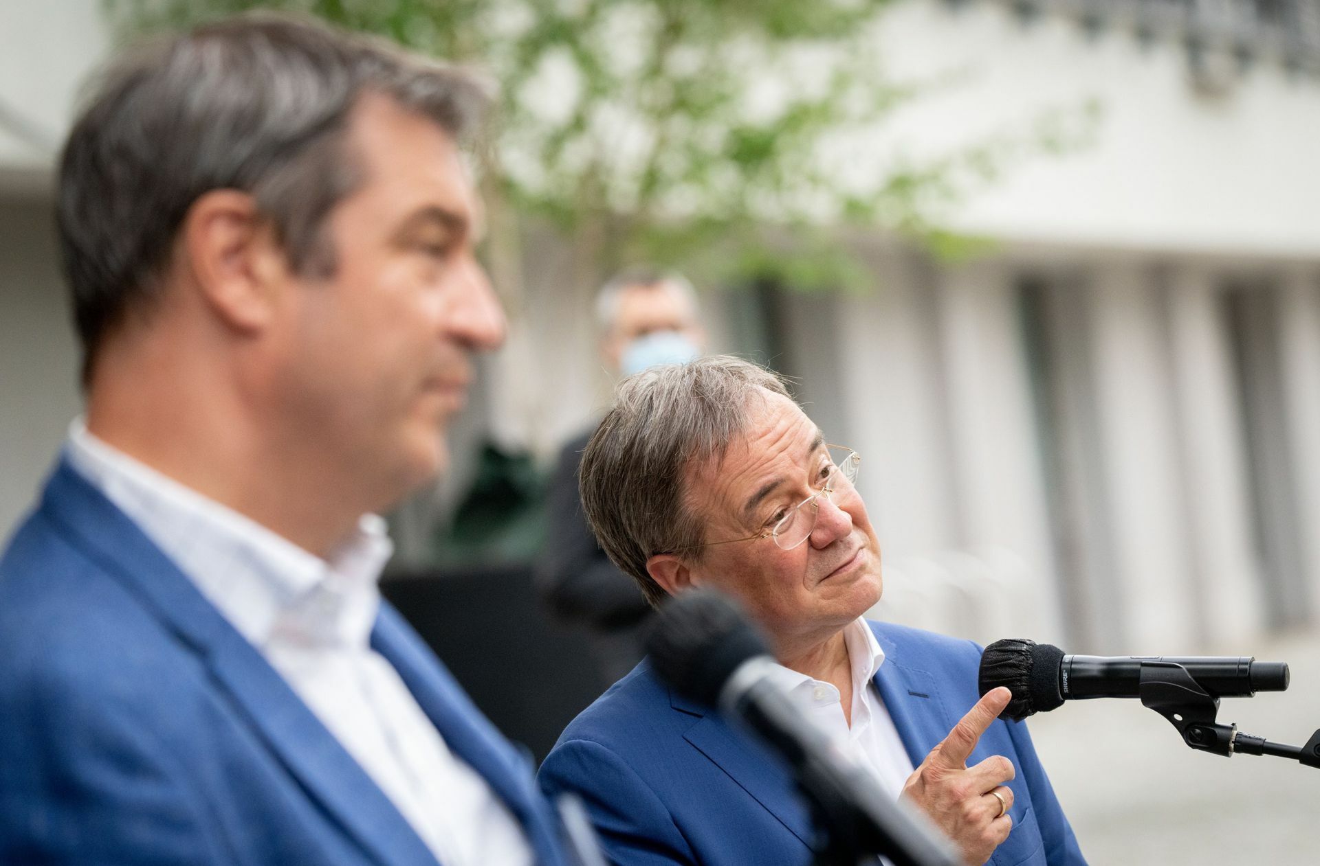 In betonter Eintracht präsentieren Markus Söder (links) und Armin Laschet das gemeinsame Wahlprogramm.
 Foto: dpa/Kay Nietfeld