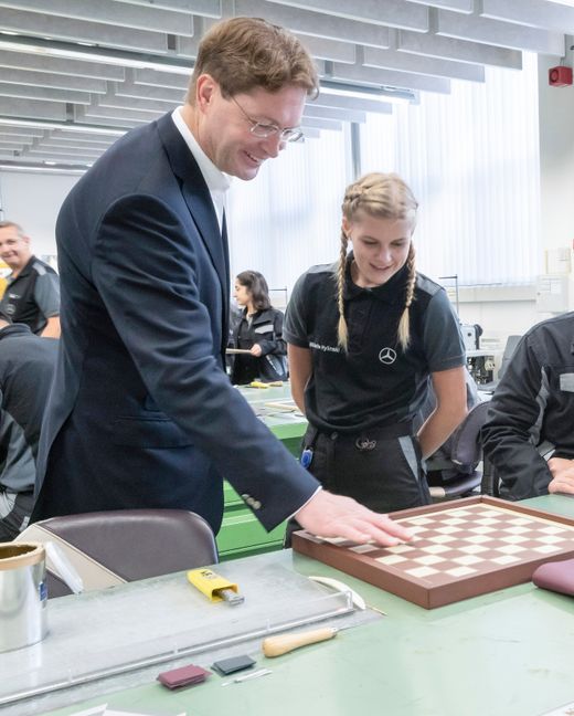 Daimler Vorstand Ola Källenius, in dieser Funktion verantwortlich für Konzernforschung & Mercedes-Benz Cars Entwicklung, im Austausch mit Michelle Hylinski, Auszubildende zur Fahrzeuginnenausstatterin im ersten Lehrjahr.
Bild: MediaPortal Daimler AG