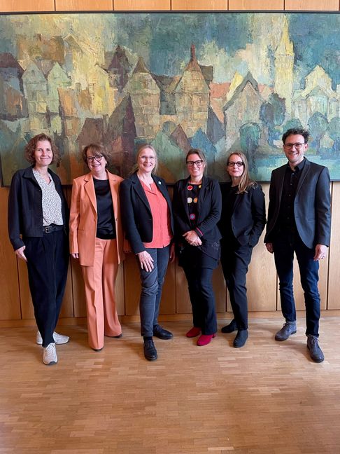: Dr. Corinna Clemens (Bürgermeisterin), Prof. Ingrid Burgstaller, Bernadette Siemensmeyer, Prof. Dita Leyh, Dea Ecker, Michael Paak (Leiter Amt für Stadtentwicklung und Geoinformation) Bild: z