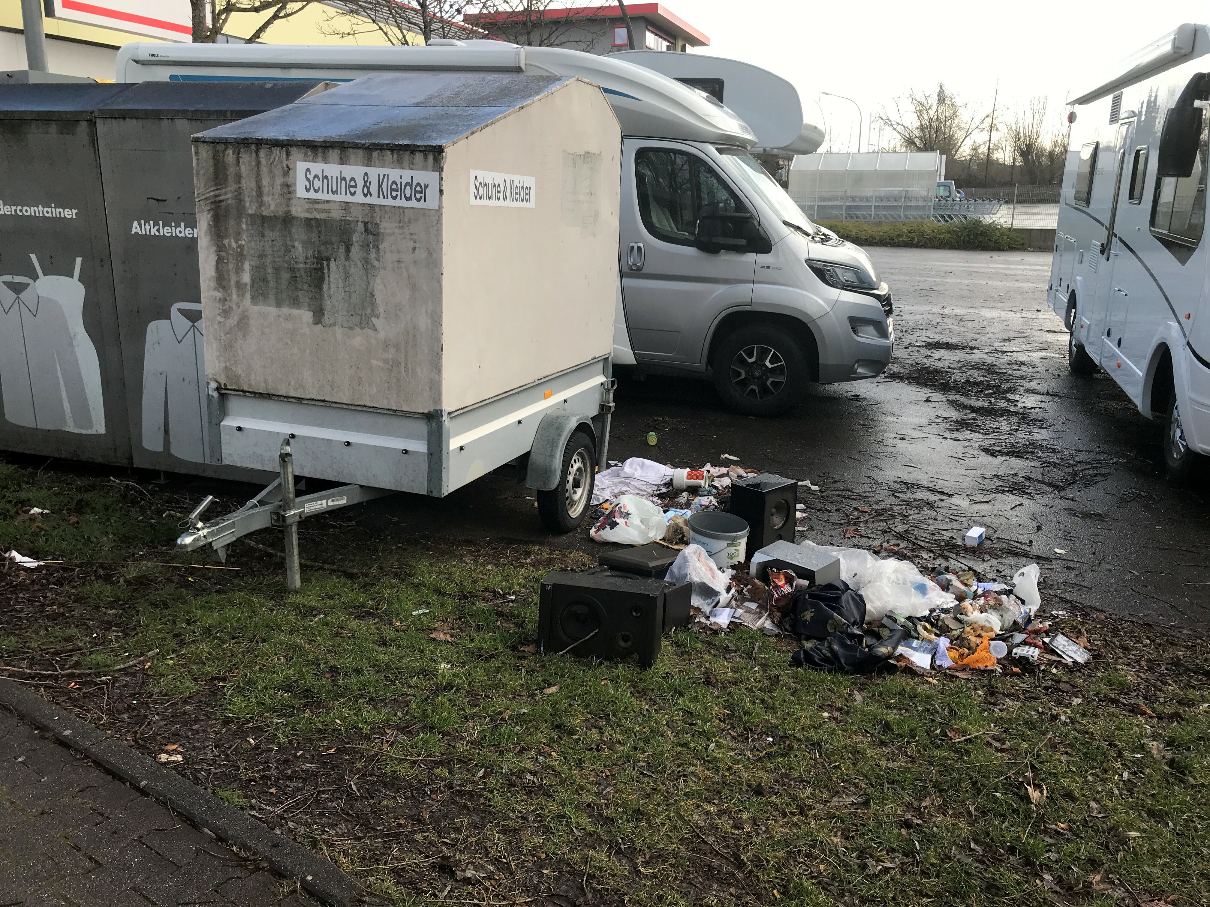 Erneut wird wilder Müll in der Schwertstraße zum Ärgernis. Bild: z