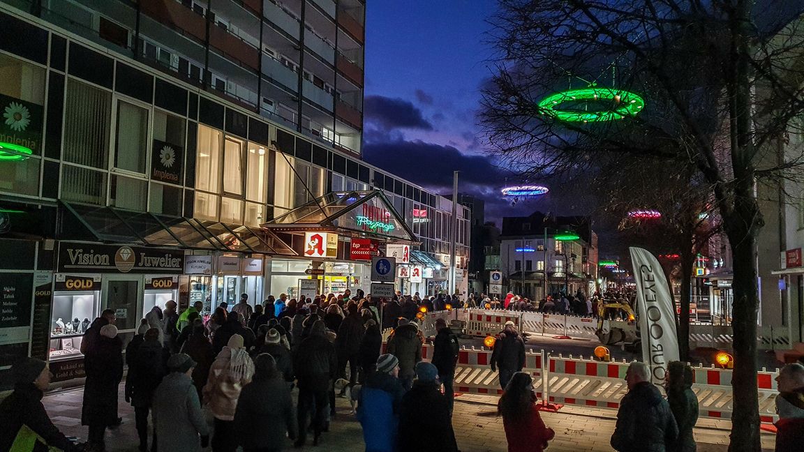 In der Böblinger Bahnhofstraße müssen die Demonstranten eine Engstelle passieren, da dort gebaut wird. Bild: Dettenmeyer
