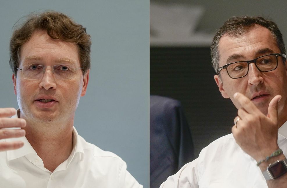 Ola Källenius (links)  drückt beim E-Auto aufs Tempo, Unterstützung erhält er von Grünen-Politiker Cem Özdemir .
 Foto: Simon Granville