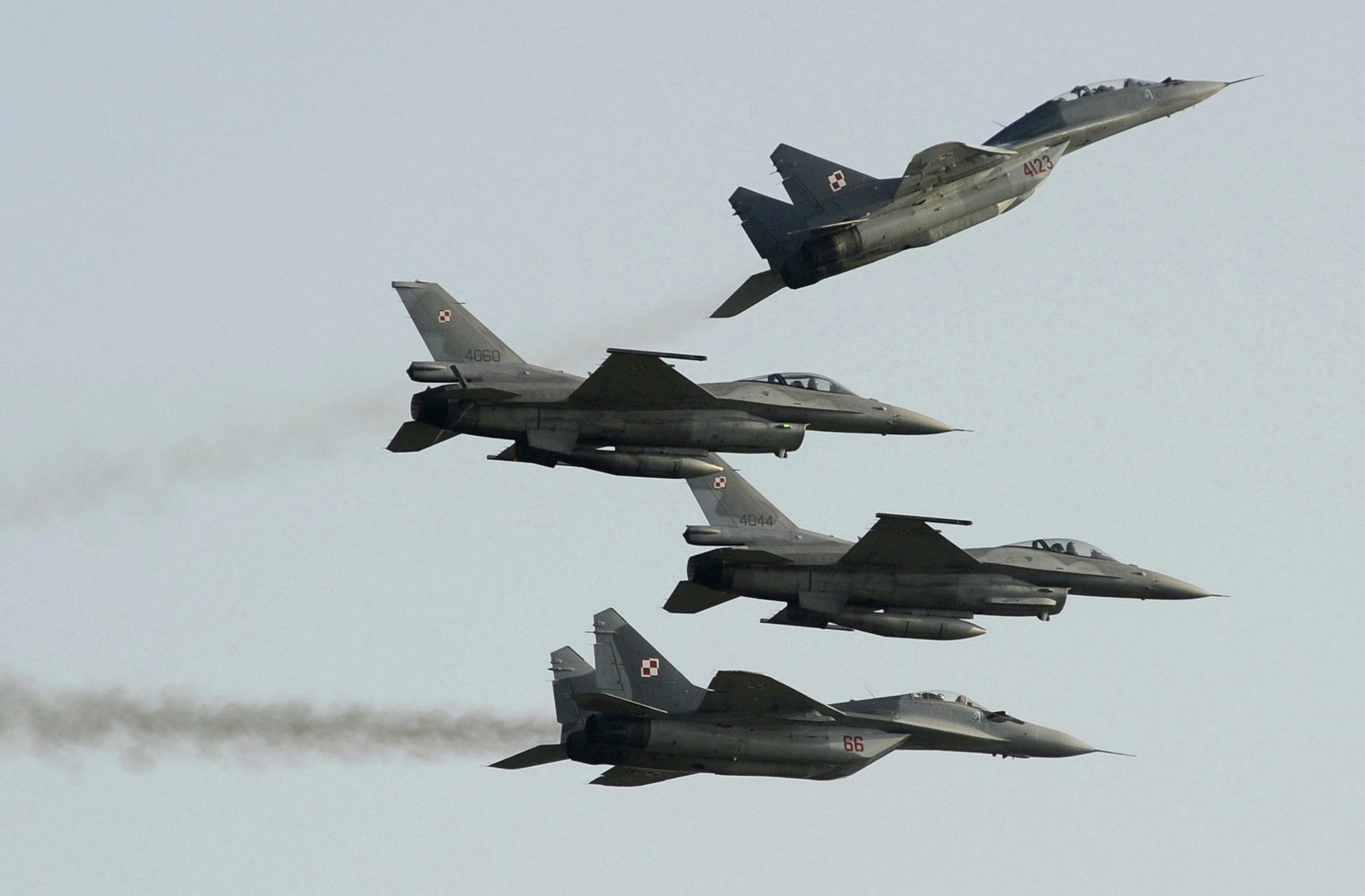 Polnische Mig-29 im Manöver mit zwei F-16 Maschinen.