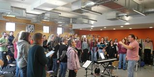 Chorleiter Jonas Kronmüller bei den Proben mit den Stimmen von „Stimmkraft“.