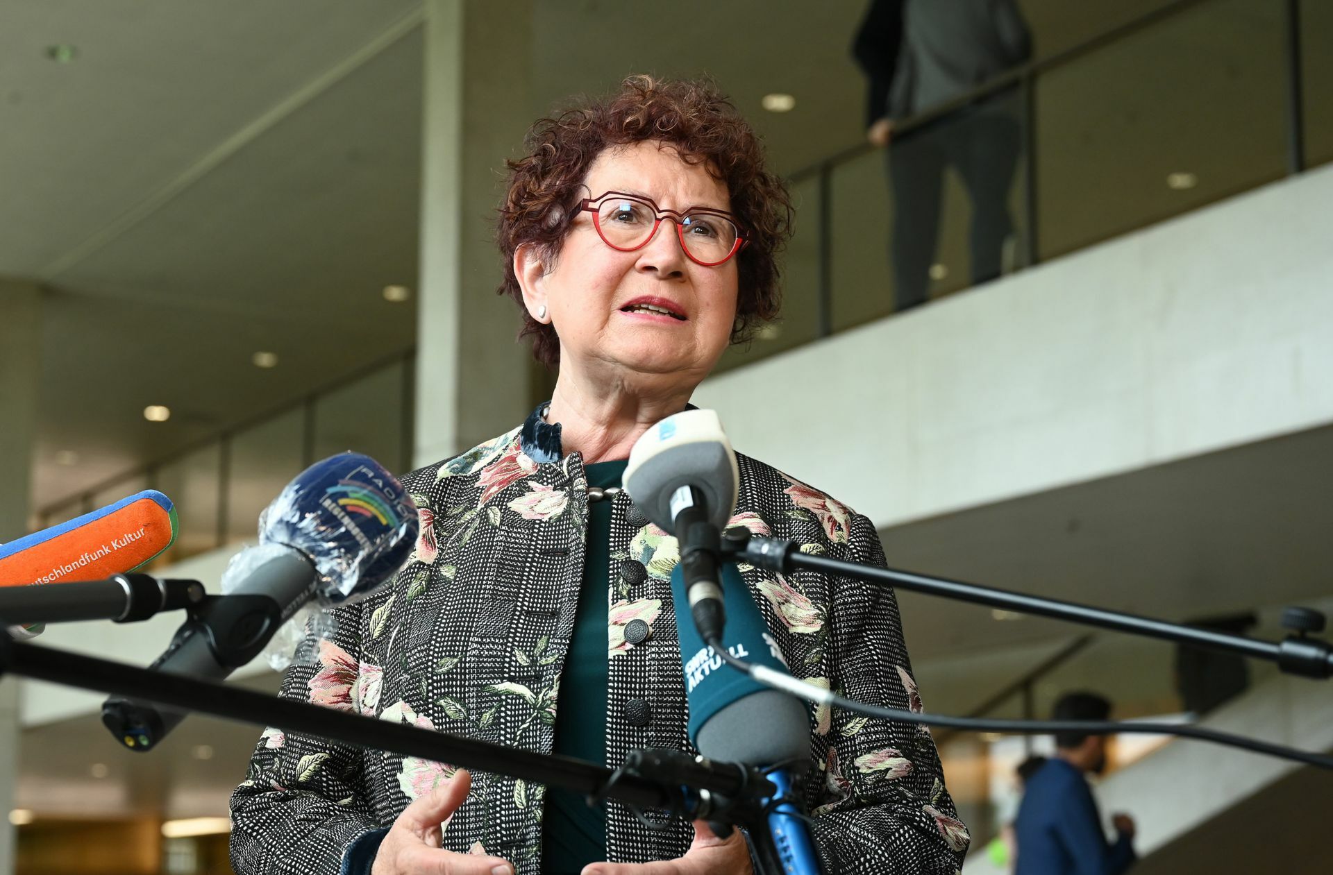 Berichtet über ihrer Krebserkrankung: „Landesmutter“ Gerlinde Kretschmann vor dem Landtag. Foto: dpa/Bernd Weißbrod