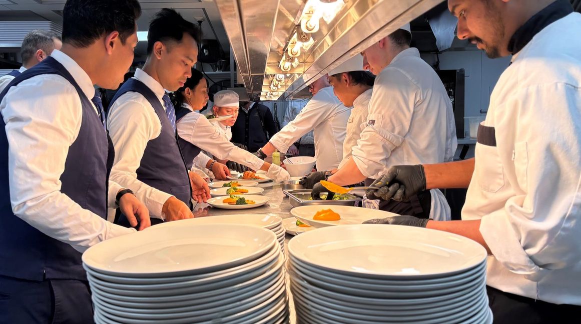 In der Küche muss auf engem Raum jeder Handgriff sitzen.