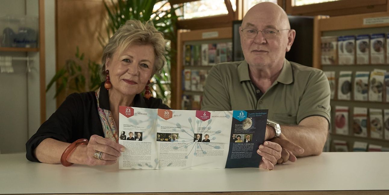 Sabine Duffner und Christoph Ewers mit dem Programm des diesjährigen Pisnistenfestivals.