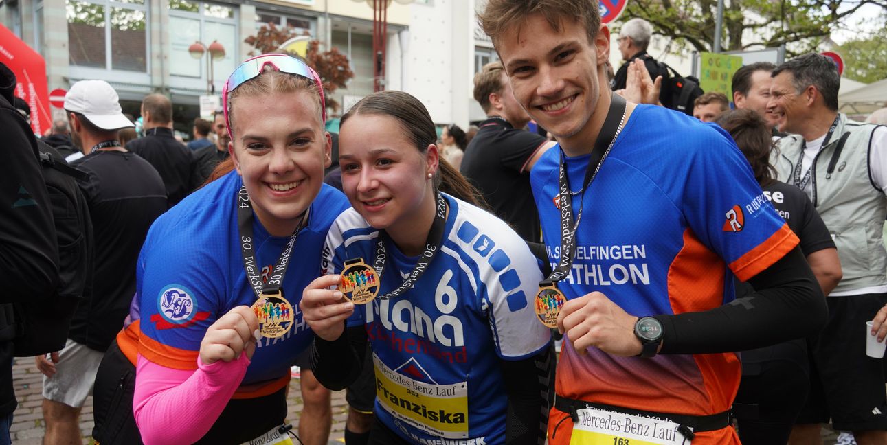 Die Sindelfinger Triathleten Stella Legler und Levent Özgür nehmen die Sindelfinger Handballerin Franziska Michel in die Mitte.